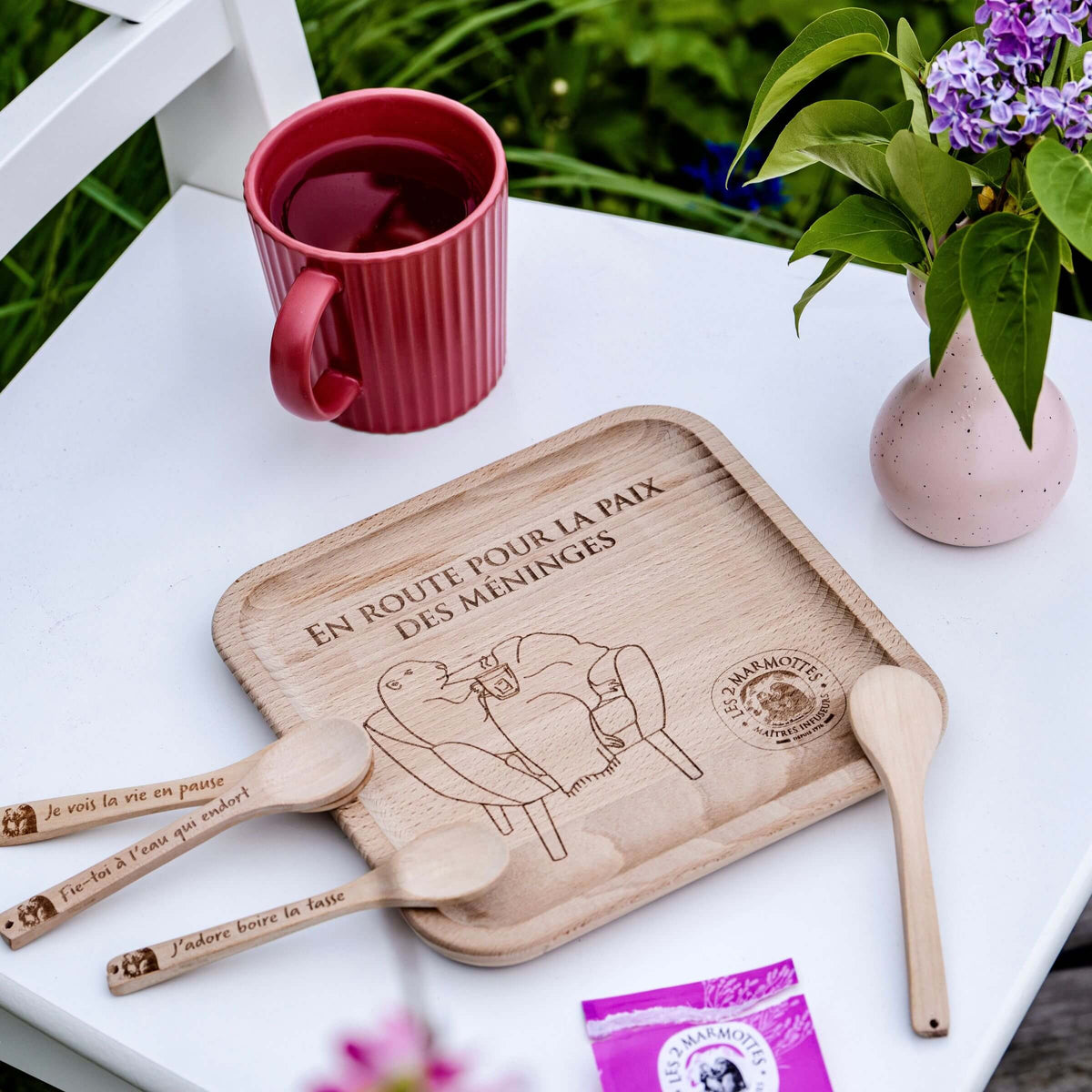 Petit plateau en bois gravé illustré d'une marmotte rigolote, idée cadeau pour fans de thé