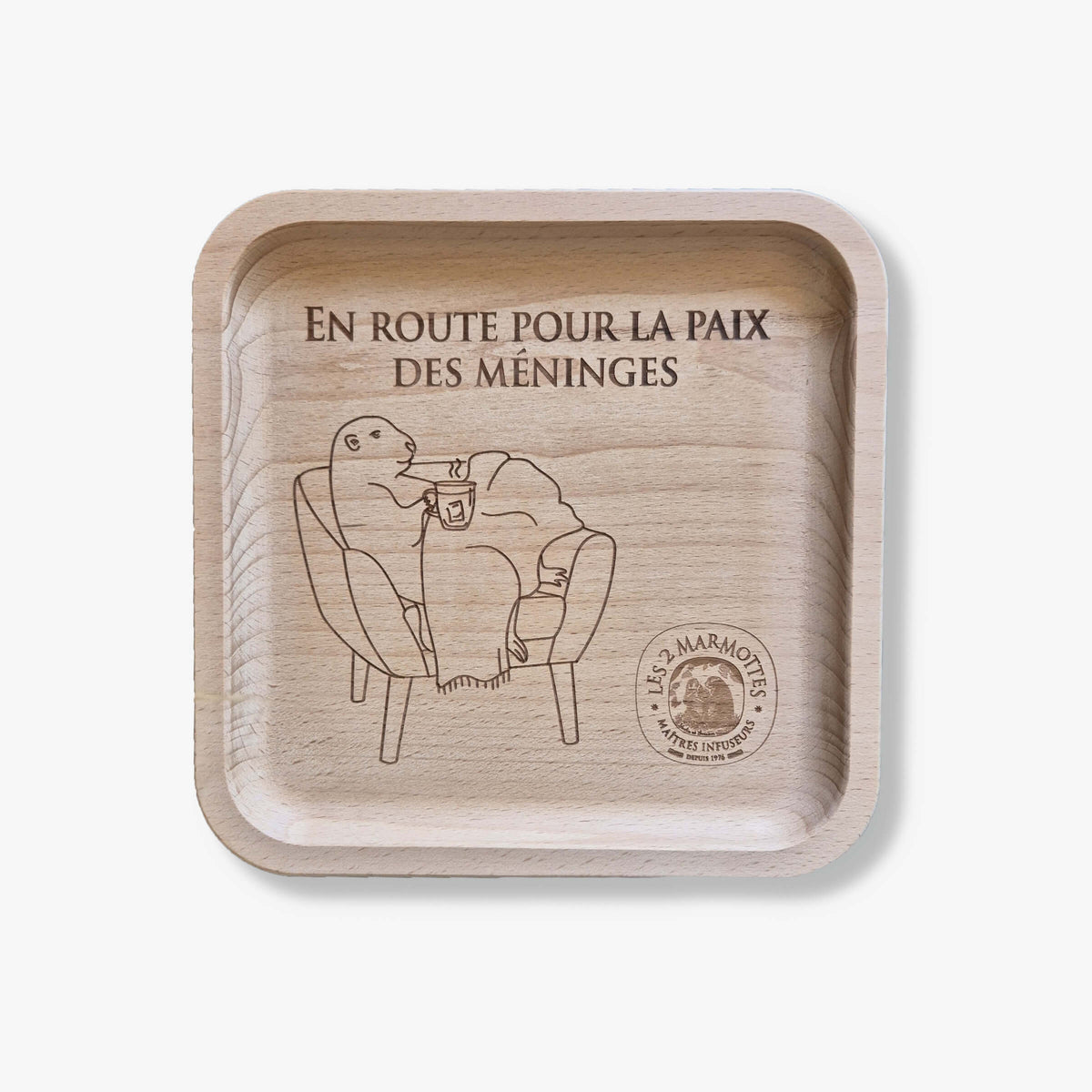 petit plateau en bois gravé d'une marmotte avec une citation rigotote
