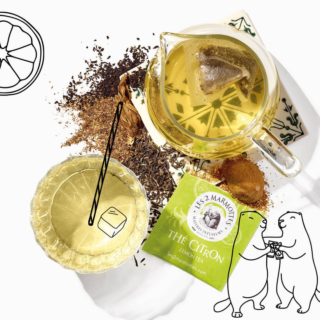 Pour un thé citron glacé maison bio, infusez le thé et faites refroidir en retirant les sachets